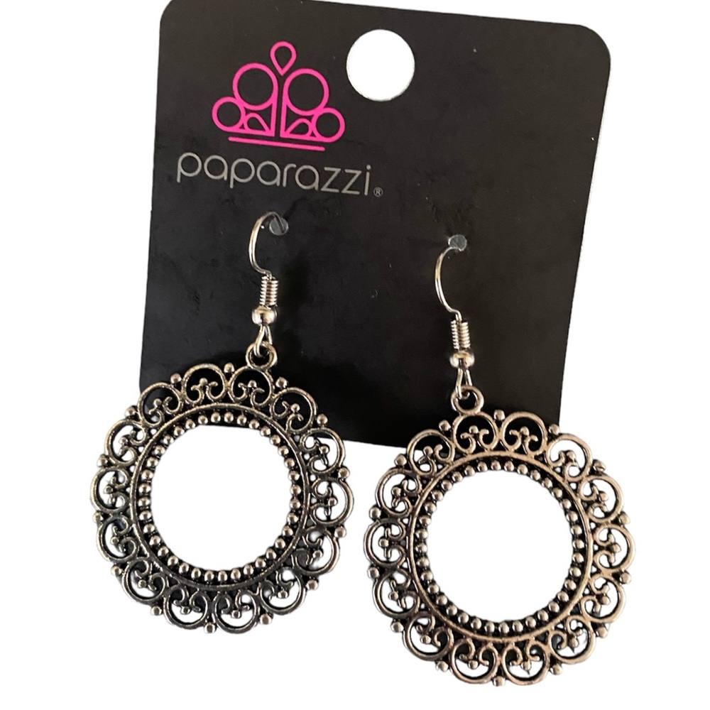 Round dangle earrings
